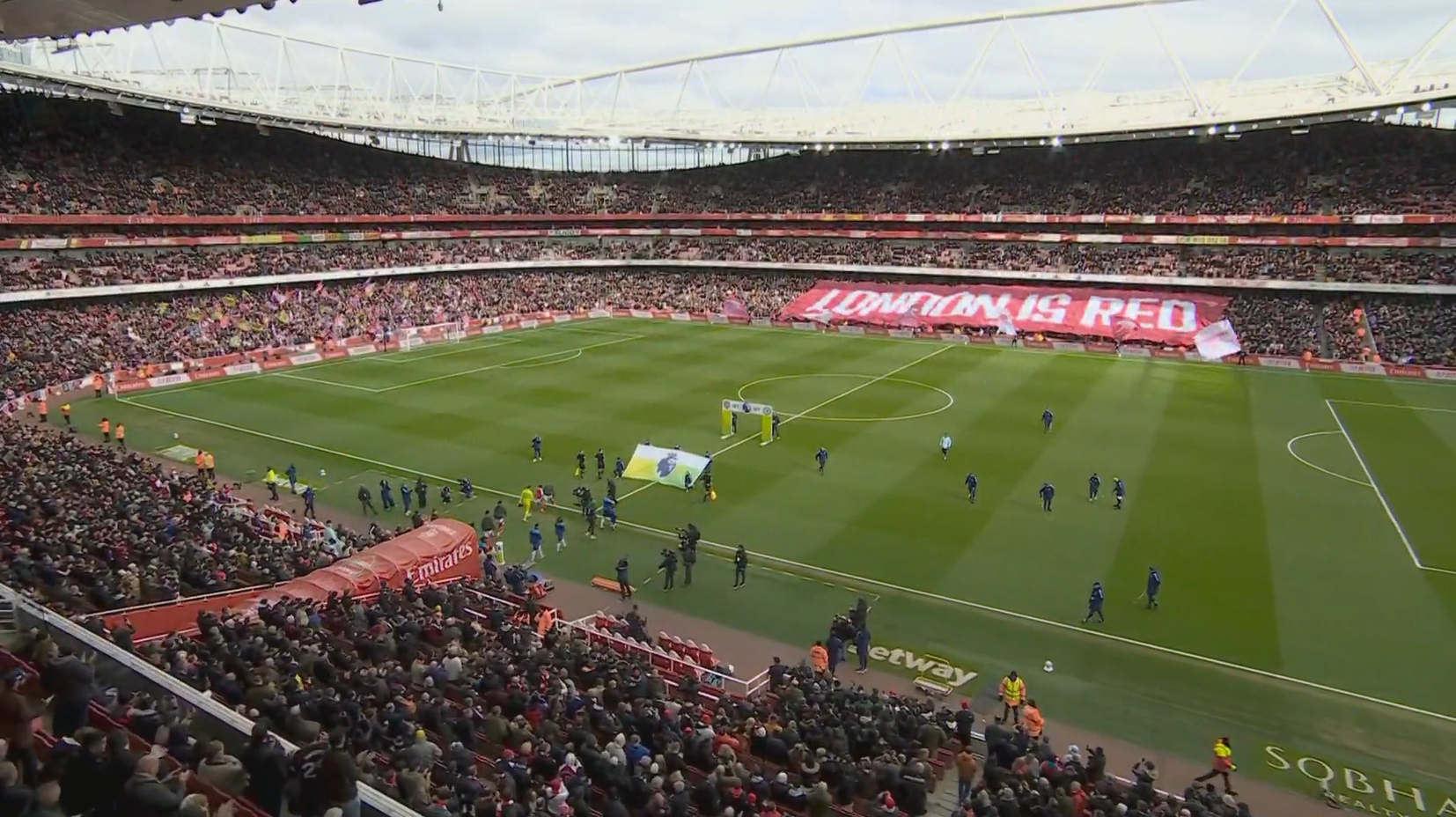 LONDON IS RED！阿森納vs切爾西入場(chǎng)階段，酋長球場(chǎng)看臺(tái)展示tifo